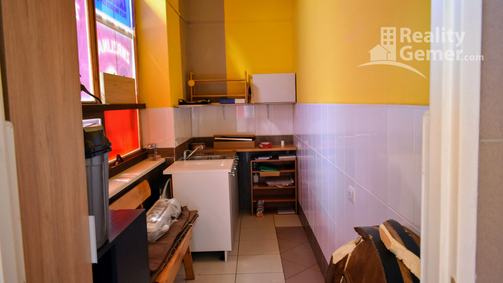 Polyfunkčný objekt v Hrnčiarskych Zalužanoch