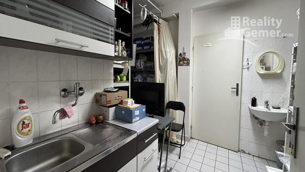 LUKRATÍVNA  POLOHA -  OBCHODNĚ PRIESTORY V LUČENCI