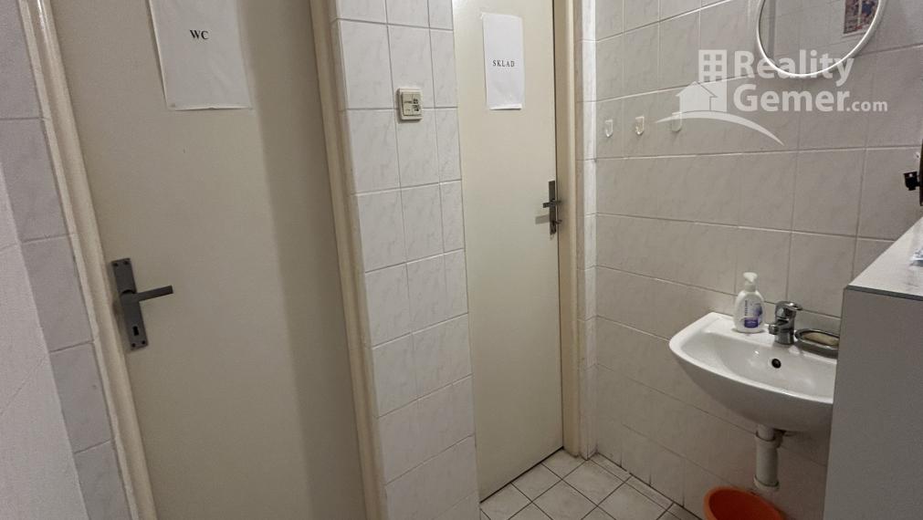 LUKRATÍVNA  POLOHA -  OBCHODNĚ PRIESTORY V LUČENCI