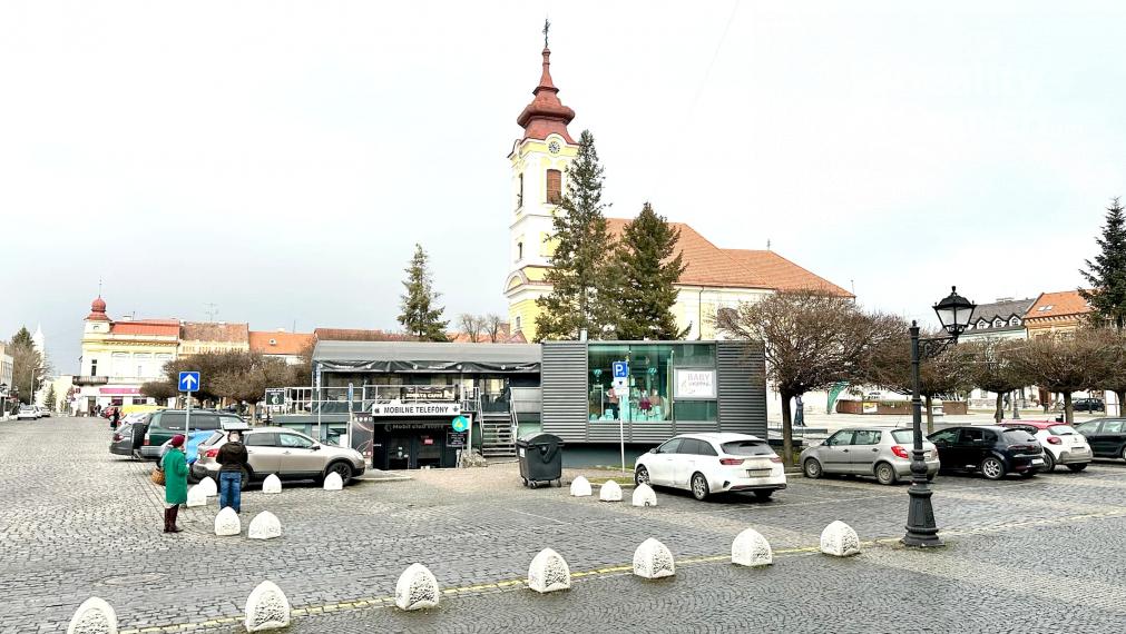 Prenájom obchodného/ kancelárského  priestoru 50m2 v úplnom cenre mesta Rim. Sobota