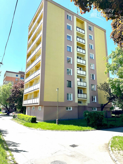 REZERVOVANÉ !!!!  Predaj priestrenného 3izb.  bytu 88m2 + 4xloggia ,v centre mesta Tornaľa