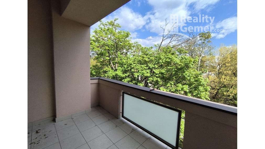 Štýlové bývanie s dušou: Kompletne zrekonštruovaný 3-izbový byt v poctivej tehle ul. Družstevná