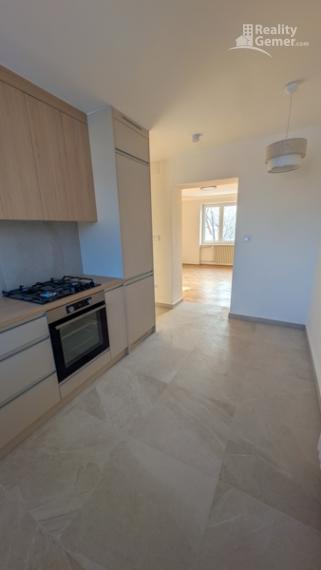 Štýlové bývanie s dušou: Kompletne zrekonštruovaný 3-izbový byt v poctivej tehle ul. Družstevná