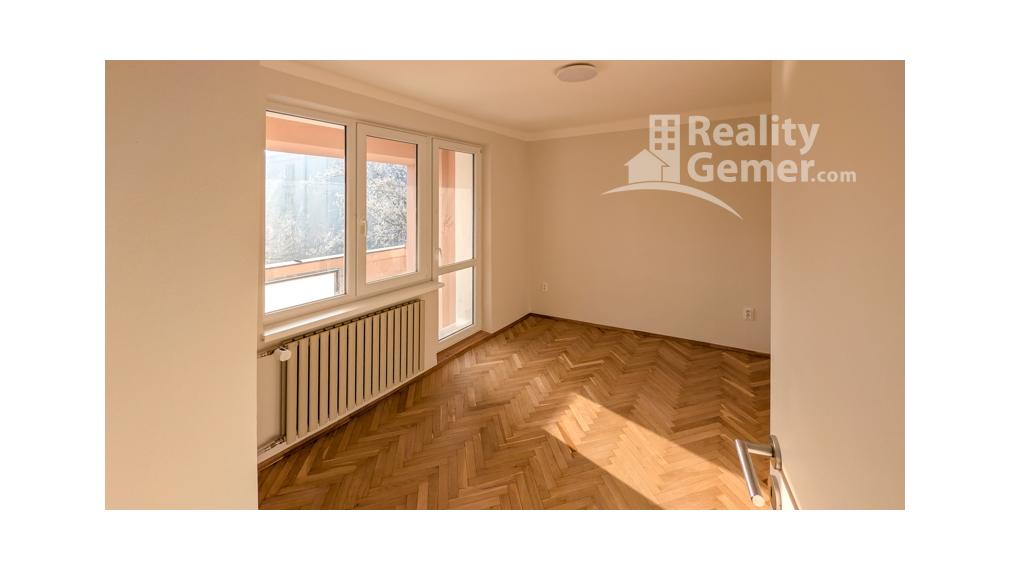 Štýlové bývanie s dušou: Kompletne zrekonštruovaný 3-izbový byt v poctivej tehle ul. Družstevná