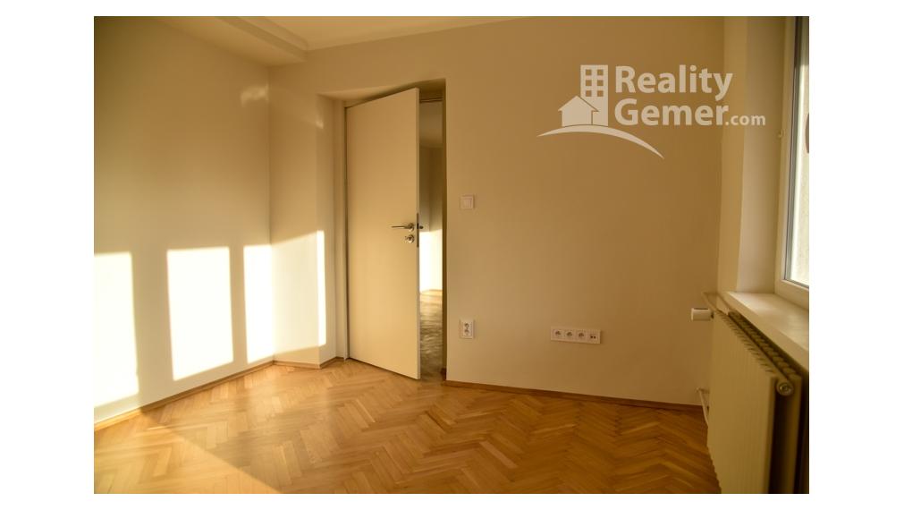 Štýlové bývanie s dušou: Kompletne zrekonštruovaný 3-izbový byt v poctivej tehle ul. Družstevná