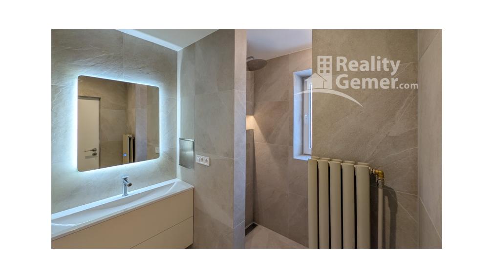 Štýlové bývanie s dušou: Kompletne zrekonštruovaný 3-izbový byt v poctivej tehle ul. Družstevná