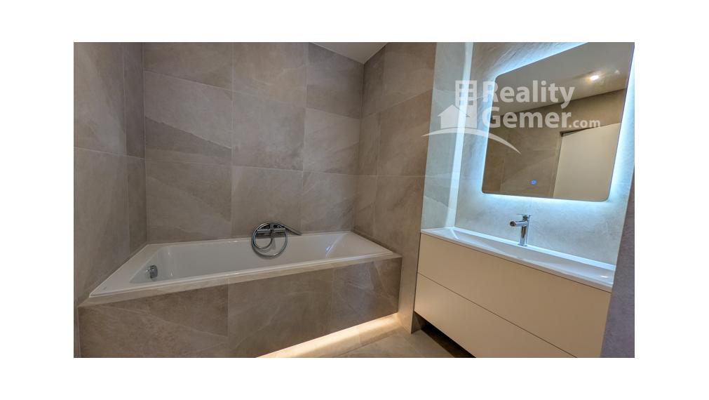 Štýlové bývanie s dušou: Kompletne zrekonštruovaný 3-izbový byt v poctivej tehle ul. Družstevná