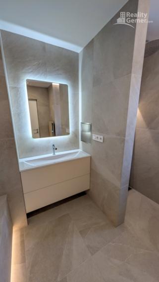 Štýlové bývanie s dušou: Kompletne zrekonštruovaný 3-izbový byt v poctivej tehle ul. Družstevná