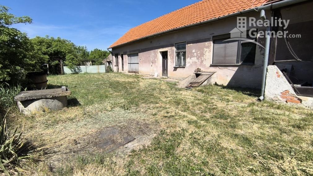 Tradičný rodinný dom s veľkým pozemkom