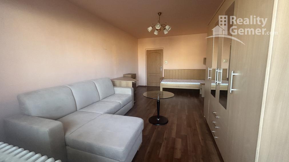 Veľký 2 izbový byt priamo v centre