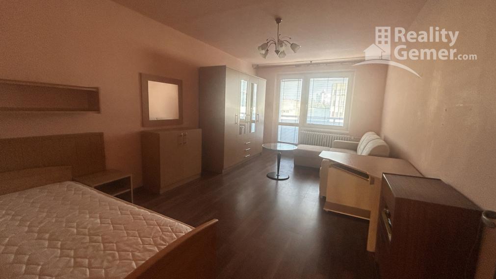 Veľký 2 izbový byt priamo v centre