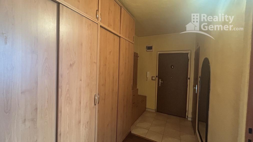 Veľký 2 izbový byt priamo v centre