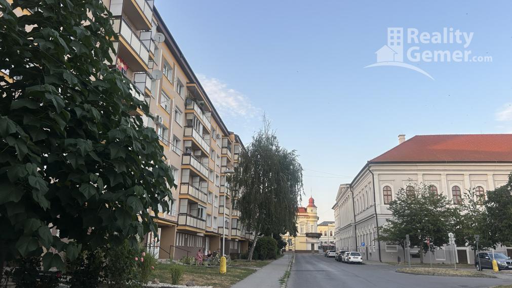 Veľký 2 izbový byt priamo v centre