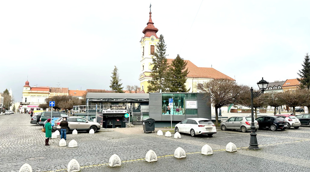 Prenájom obchodného/ kancelárského  priestoru 50m2 v úplnom cenre mesta Rim. Sobota