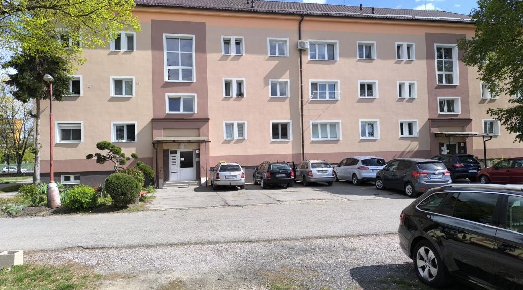 Štýlové bývanie s dušou: Kompletne zrekonštruovaný 3-izbový byt v poctivej tehle ul. Družstevná