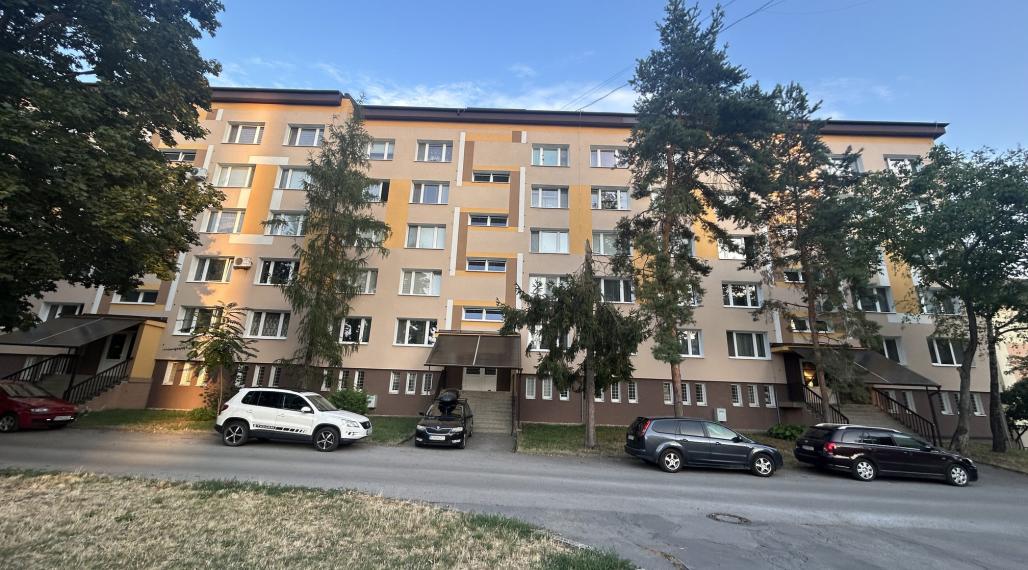 Veľký 2 izbový byt priamo v centre