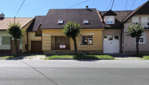 Bývanie bez kompromisov: Monumentálnych 347 m² interiéru priamo v centre Rimavskej Soboty a dvor, ktorý netreba víkendy kosiť! - fotografia 1
