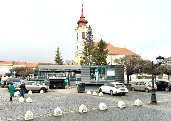 Prenájom obchodného/ kancelárského  priestoru 50m2 v úplnom cenre mesta Rim. Sobota