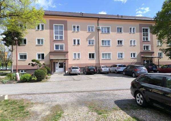 Štýlové bývanie s dušou: Kompletne zrekonštruovaný 3-izbový byt v poctivej tehle ul. Družstevná