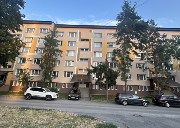 Veľký 2 izbový byt priamo v centre