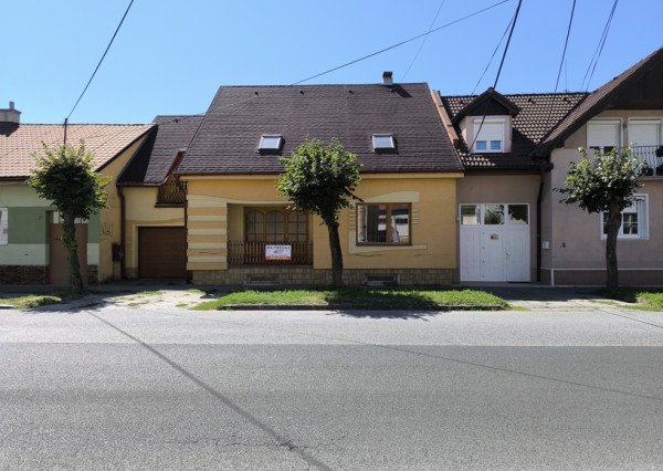 Bývanie bez kompromisov: Monumentálnych 347 m² interiéru priamo v centre Rimavskej Soboty a dvor, ktorý netreba víkendy kosiť!