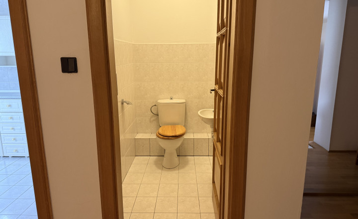Bývanie bez kompromisov: Monumentálnych 347 m² interiéru priamo v centre Rimavskej Soboty a dvor, ktorý netreba víkendy kosiť! - fotografia 12