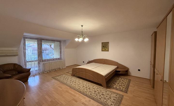 Bývanie bez kompromisov: Monumentálnych 347 m² interiéru priamo v centre Rimavskej Soboty a dvor, ktorý netreba víkendy kosiť! - fotografia 25
