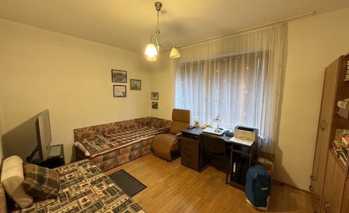 Bývanie bez kompromisov: Monumentálnych 347 m² interiéru priamo v centre Rimavskej Soboty a dvor, ktorý netreba víkendy kosiť! - fotografia 13