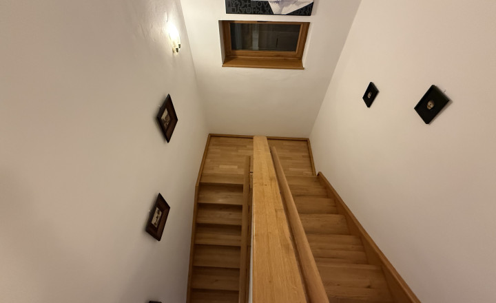 Bývanie bez kompromisov: Monumentálnych 347 m² interiéru priamo v centre Rimavskej Soboty a dvor, ktorý netreba víkendy kosiť! - fotografia 16