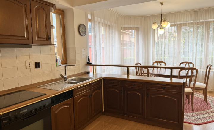 Bývanie bez kompromisov: Monumentálnych 347 m² interiéru priamo v centre Rimavskej Soboty a dvor, ktorý netreba víkendy kosiť! - fotografia 8