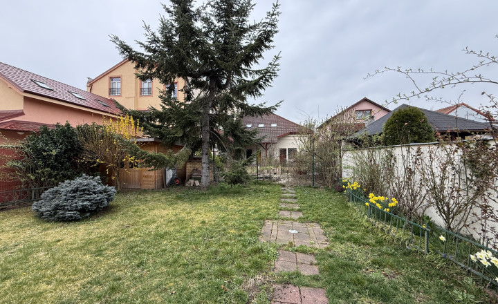 Bývanie bez kompromisov: Monumentálnych 347 m² interiéru priamo v centre Rimavskej Soboty a dvor, ktorý netreba víkendy kosiť! - fotografia 31