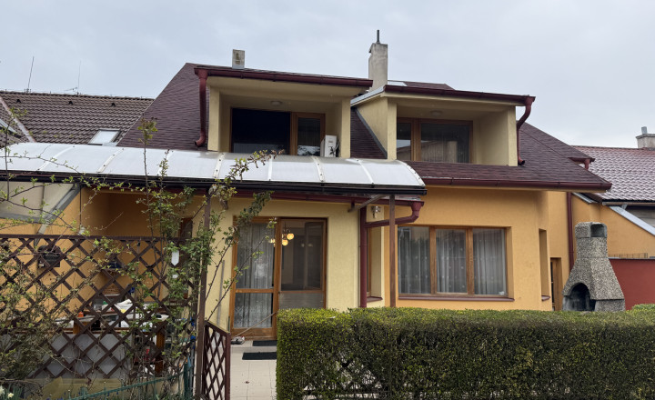 Bývanie bez kompromisov: Monumentálnych 347 m² interiéru priamo v centre Rimavskej Soboty a dvor, ktorý netreba víkendy kosiť! - fotografia 30