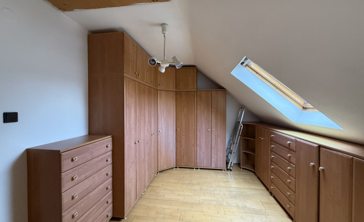 Bývanie bez kompromisov: Monumentálnych 347 m² interiéru priamo v centre Rimavskej Soboty a dvor, ktorý netreba víkendy kosiť! - fotografia 26