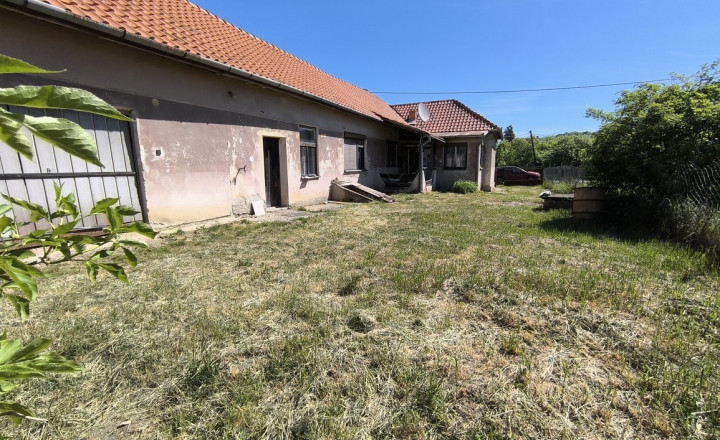 Tradičný rodinný dom s veľkým pozemkom - fotografia 9
