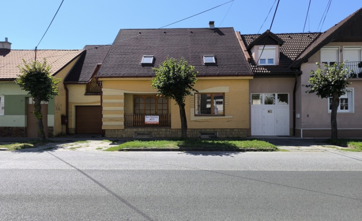 Bývanie bez kompromisov: Monumentálnych 347 m² interiéru priamo v centre Rimavskej Soboty a dvor, ktorý netreba víkendy kosiť!