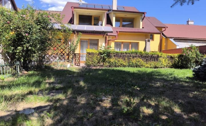 Bývanie bez kompromisov: Monumentálnych 347 m² interiéru priamo v centre Rimavskej Soboty a dvor, ktorý netreba víkendy kosiť! - fotografia 1