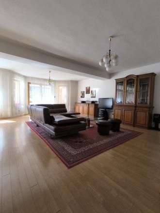 Bývanie bez kompromisov: Monumentálnych 347 m² interiéru priamo v centre Rimavskej Soboty a dvor, ktorý netreba víkendy kosiť! - fotografia 5