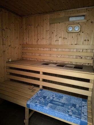 Bývanie bez kompromisov: Monumentálnych 347 m² interiéru priamo v centre Rimavskej Soboty a dvor, ktorý netreba víkendy kosiť! - fotografia 32